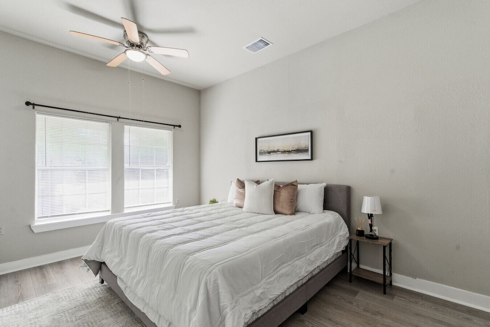 Bright 2BR Duplex Mins to Downtown San Antonio