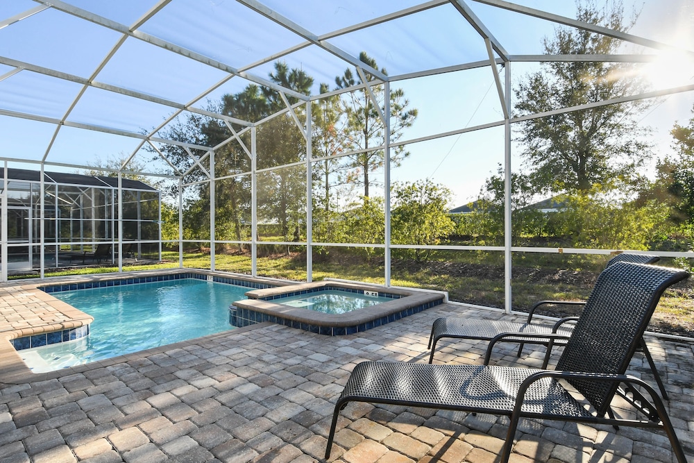 Green View Villa: 6 Beds, Pool & Resort Access