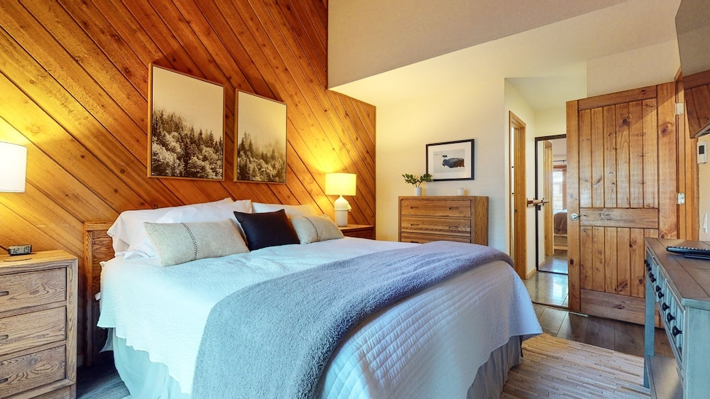 Snowcreek Iii #452 3 Bedroom Condo by RedAwning view 3