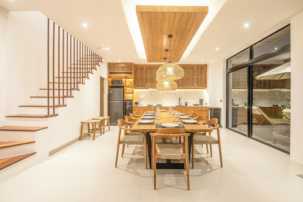 Luxury 5BR Retreat, 400m From Café Del Mar Shore