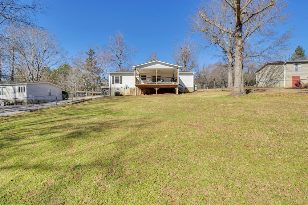 Deck, Grill & Dock Access: Lake Keowee Retreat!