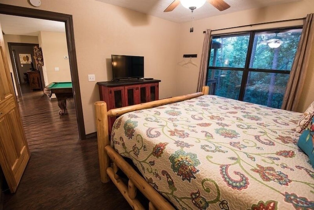 Bear Creek Lodge 3 Bedroom Cabin by RedAwning view 4