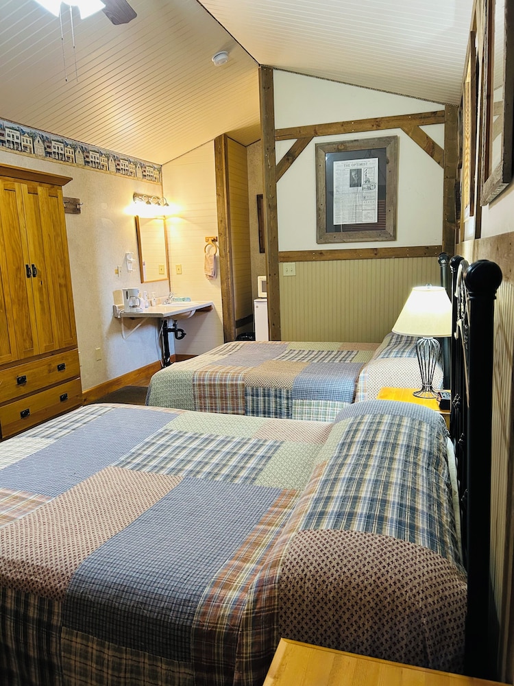Moore's Old Pine Inn