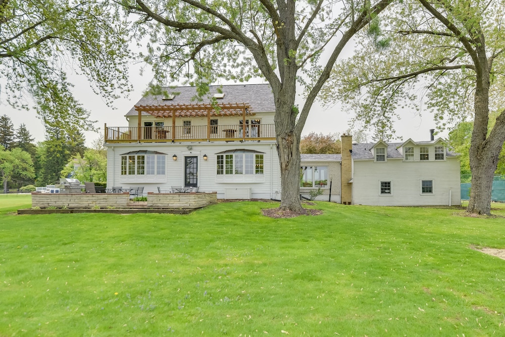 Pistakee Lake Estate w/ Boat Dock & Hot Tub! view 3