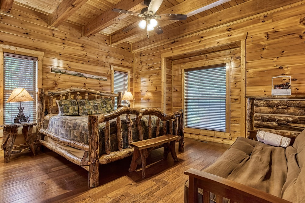 Grand View Lodge Panoramic Views Hot Tubs Game Room Theater Sleeps 56 Guests
