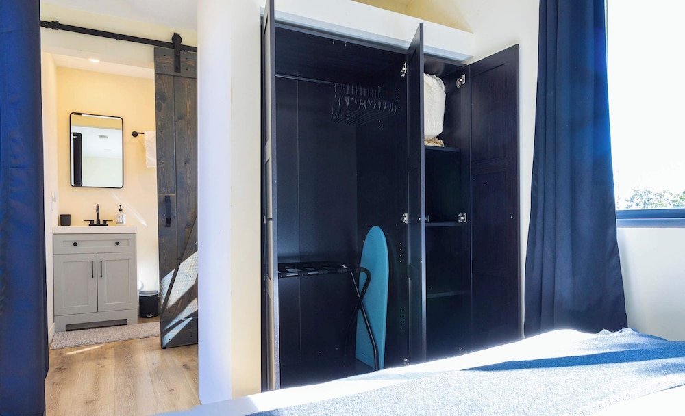 Creator Cabin, Contemporary Getaway With Sauna