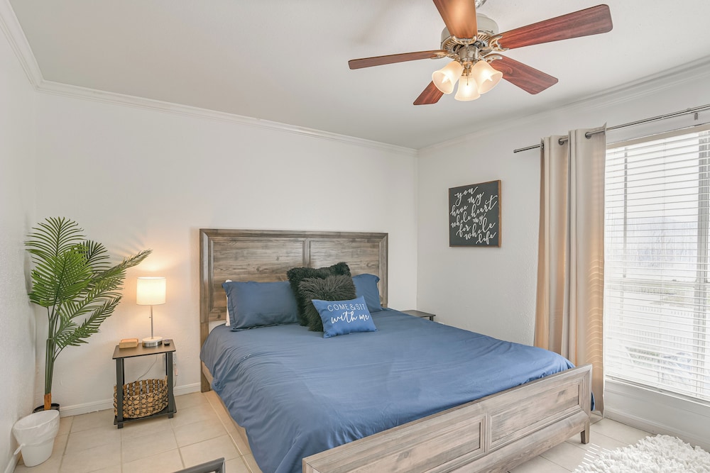 < 1 Mi to Beach: Galveston Condo w/ Fenced Patio