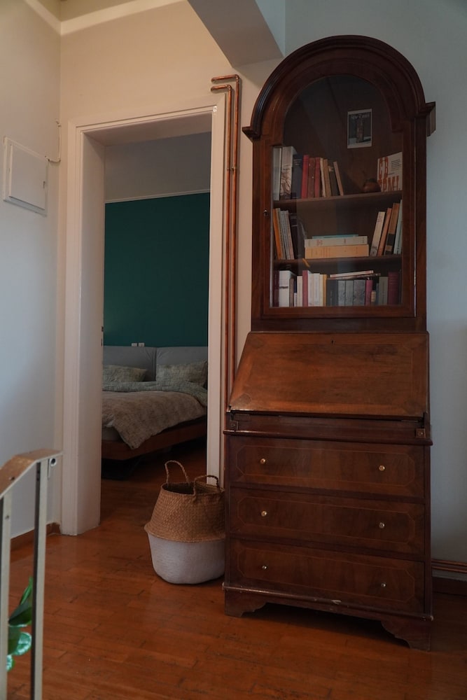 Chic 2BR Bright Penthouse With Open Wood Staircase
