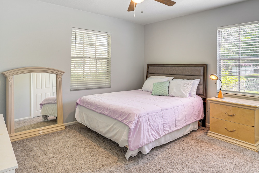 Group Getaway w/ Deck & Yard in Lakeland!