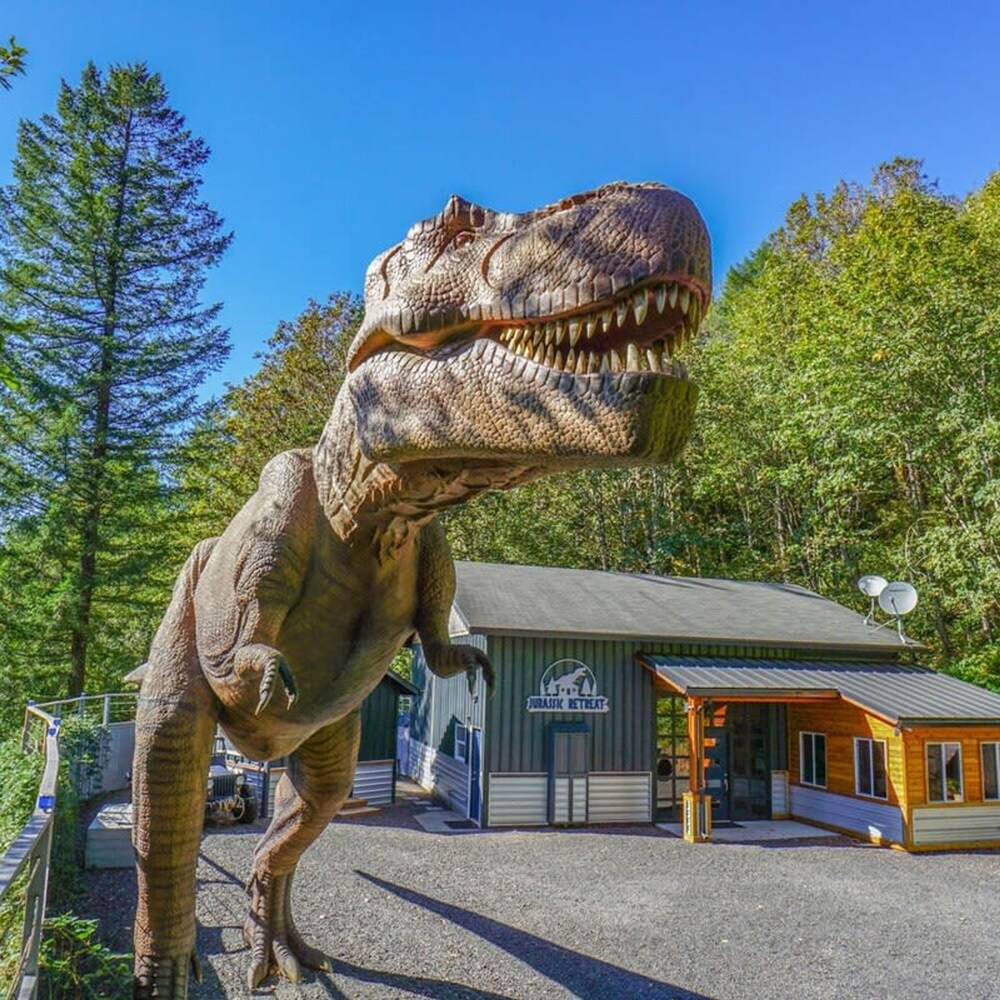 Jurassic Themed Adventure 4BR Home With Hot Tub