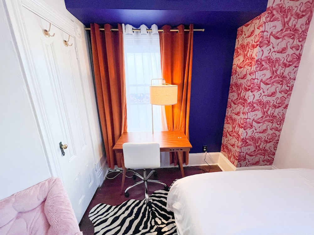 International Travelers House Hostel \- Downtown San Diego Little Italy.