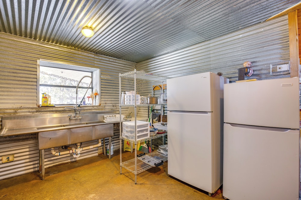 Group Getaway! Multi-level Lodge on Lake Tawakoni