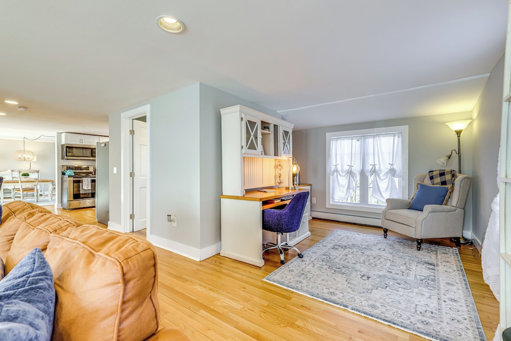 3 Mi to Dtwn: Mystic Getaway w/ Deck & Grill!