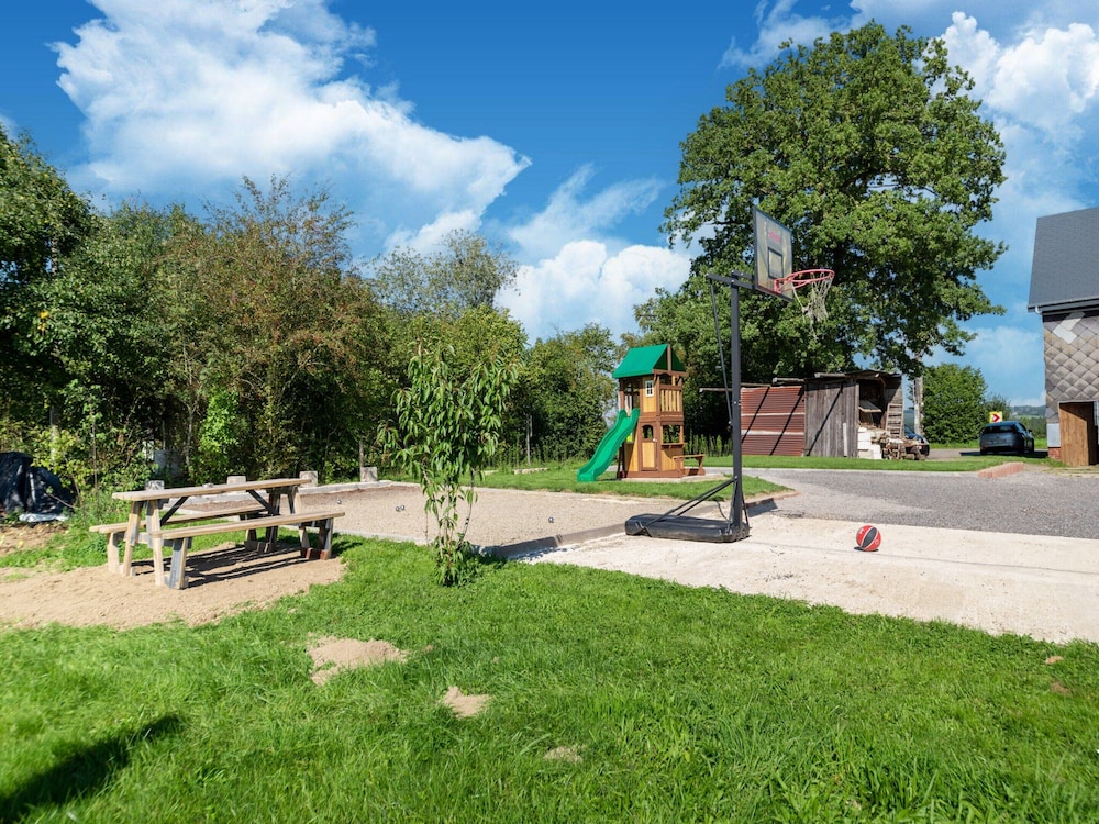 Spacious Getaway Near Spa F1