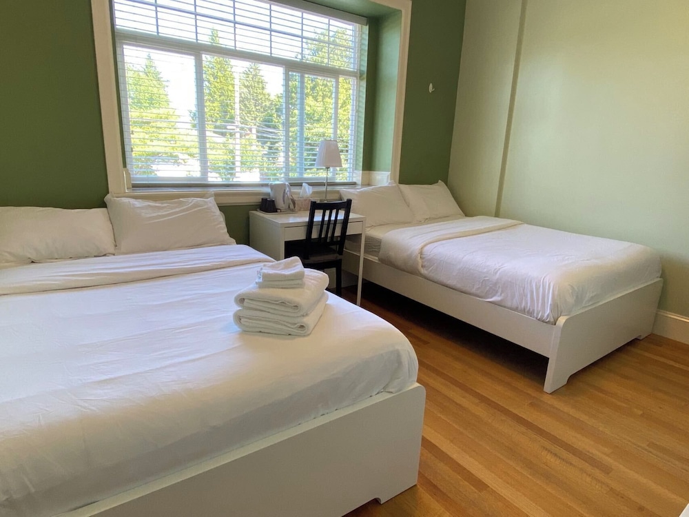 Vancouver Metrotown Modern Guest House - Image 3