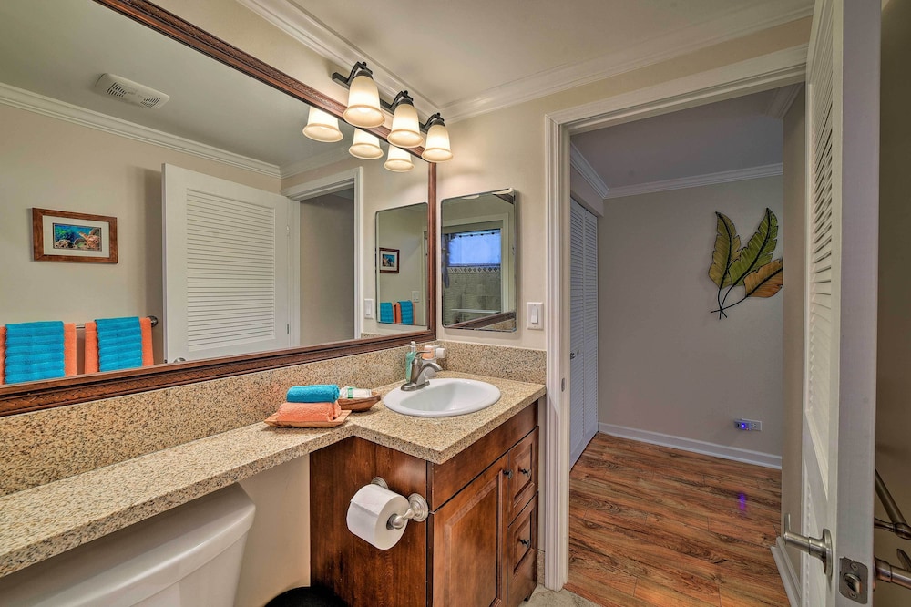 Downtown Air Conditioned Condo: Walk to Beaches