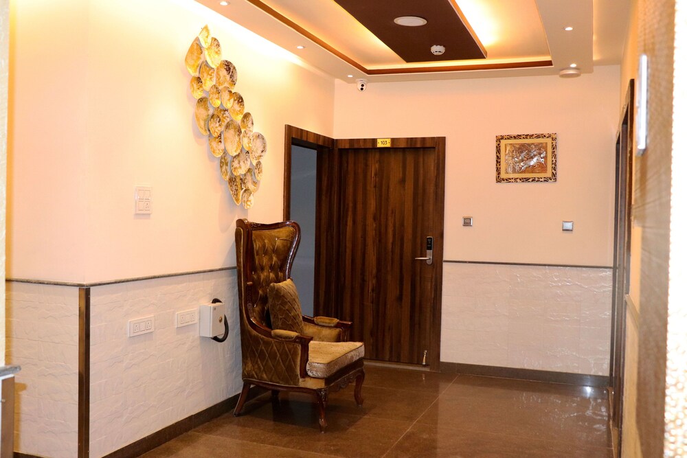 Lobby & Reception