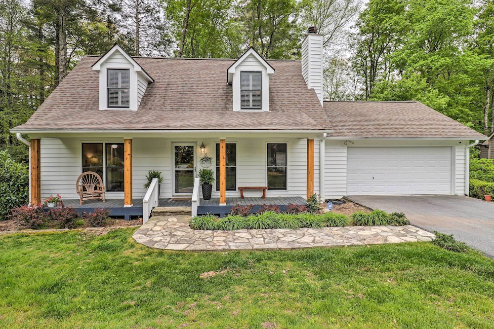 Highlands Cottage w/ Sunroom ~ 1 Mile to Downtown!