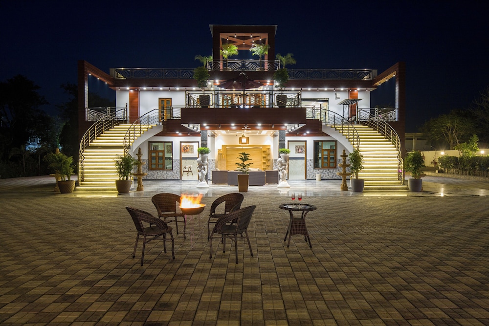 ELIVAAS Ivory Estate Pet-friendly Farm