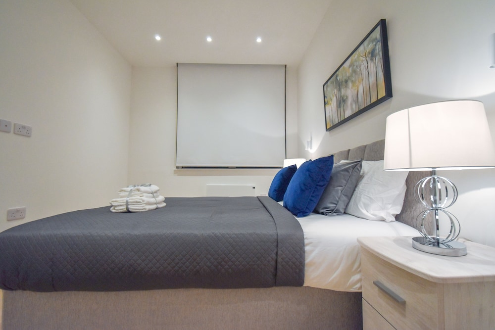 Silbury MK City Apartment With Parking view 3