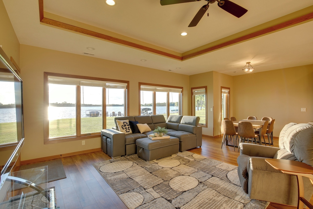 Game Room + Views: Family Retreat on Silver Lake