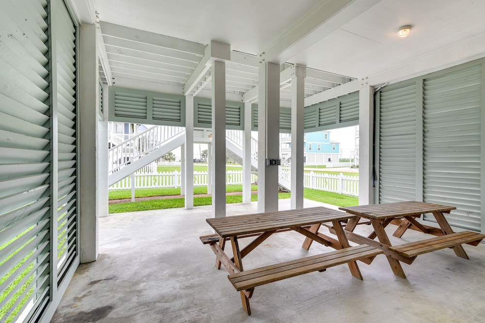 Walk to Ocean: Beach House w/ 2 Decks in Galveston