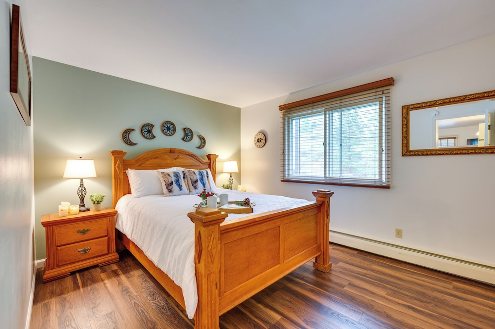 Estes Park Condo Rental: Balcony w/ River Views!