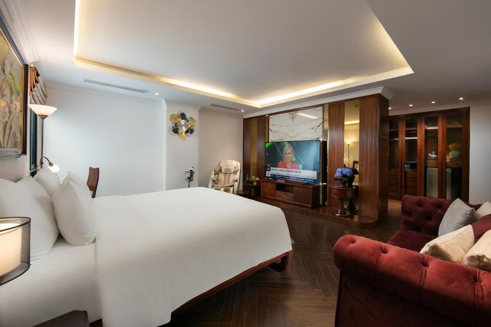 MAY DE Ville Crown Hotel 1