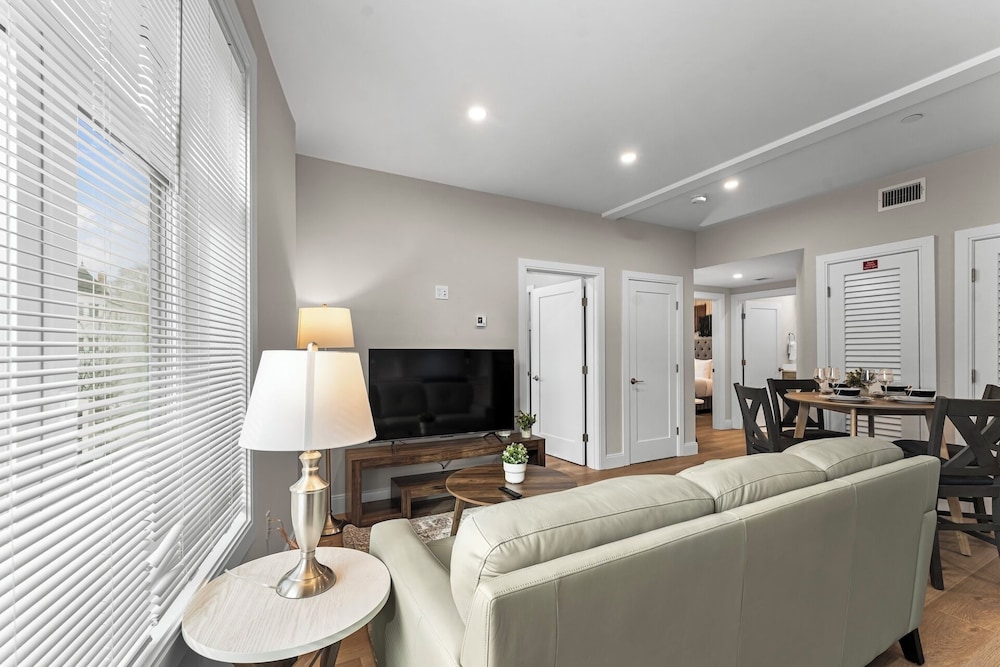 Luxury 2BR near Cambridge