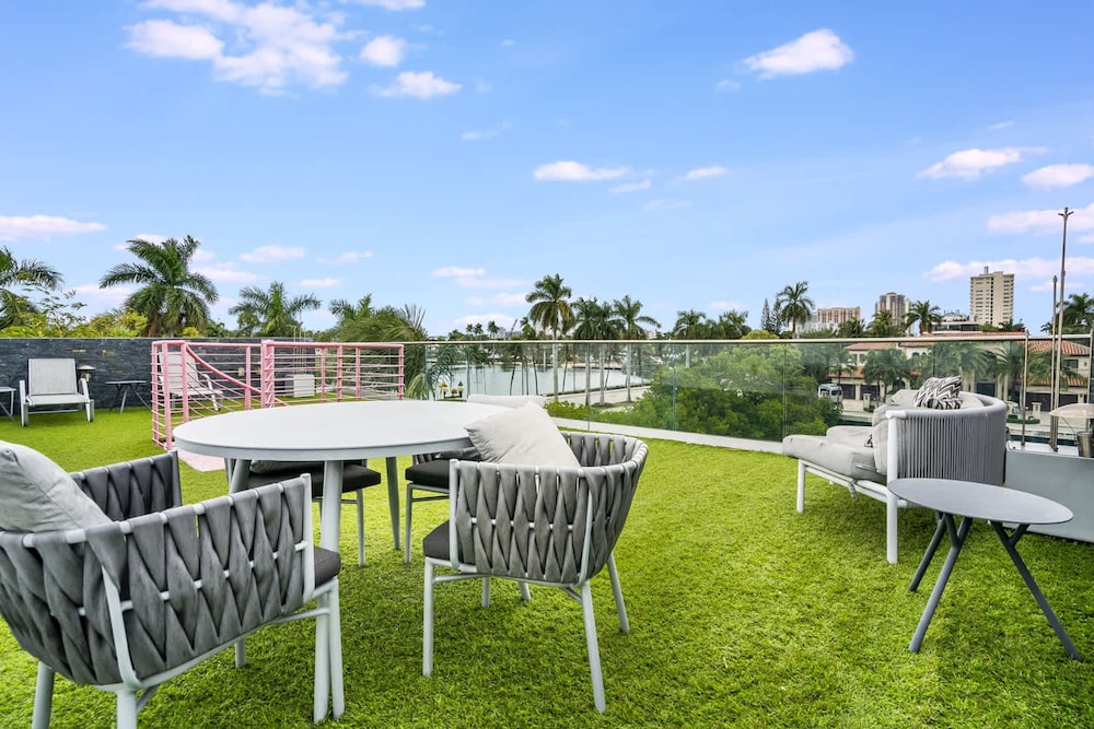 Modern Waterfront Mansion in the Heart of Las Olas Minutes From the Beach