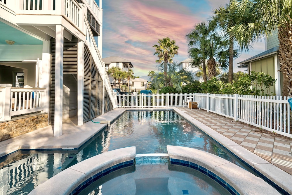 Fin by Avantstay 9 BR Destin Oasis With Pool Spa Walk to Beach
