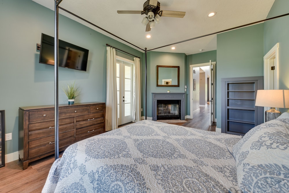Spacious Lake Charles Craftsman - Pet Friendly! view 3