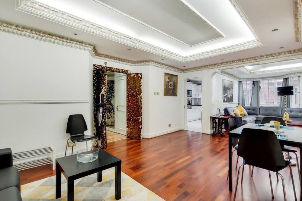 Amazing 3 Bedroom Apartment Opposite Harrods view 3
