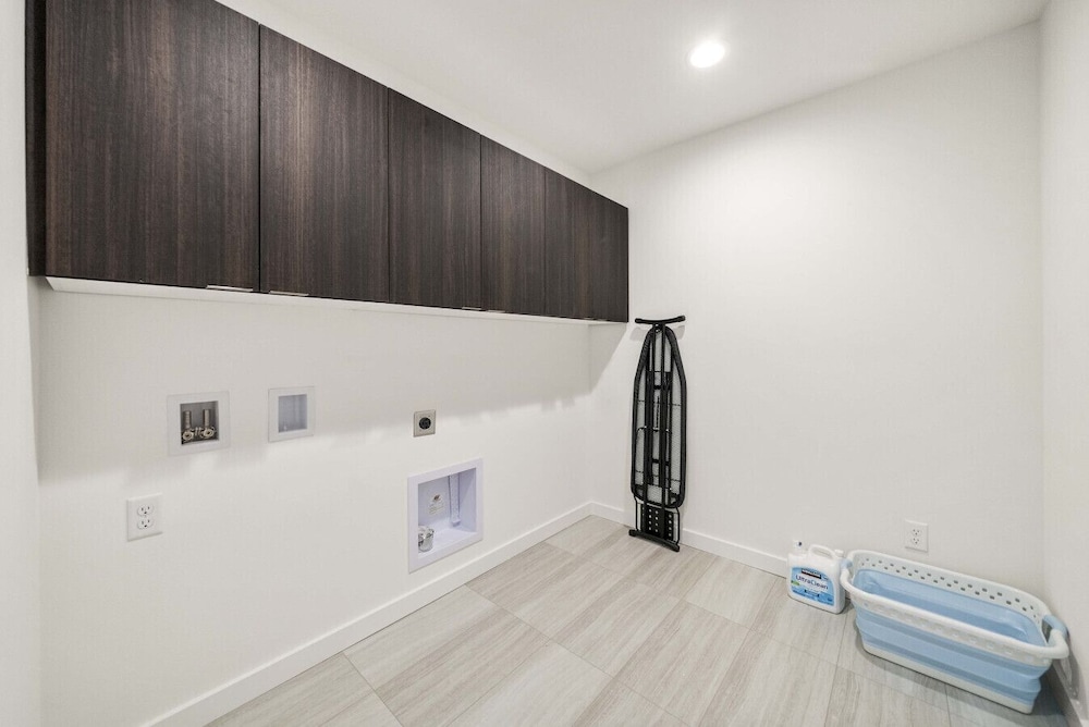 Brand New 5BR Home Fenced Yard Ample Parking