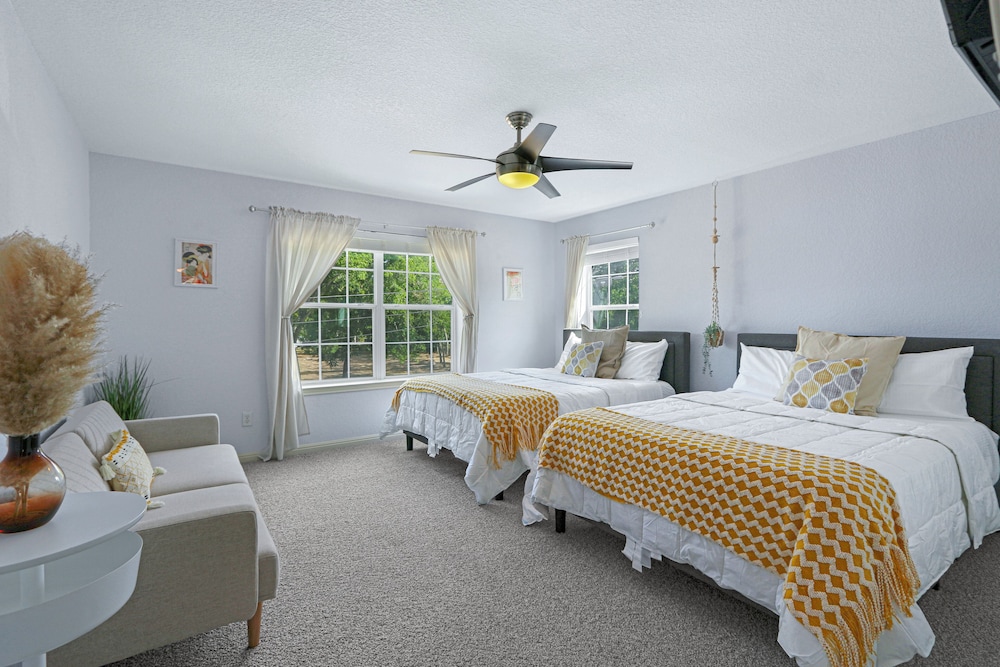Spacious Retreat & Game Room Sleeps 12 view 4