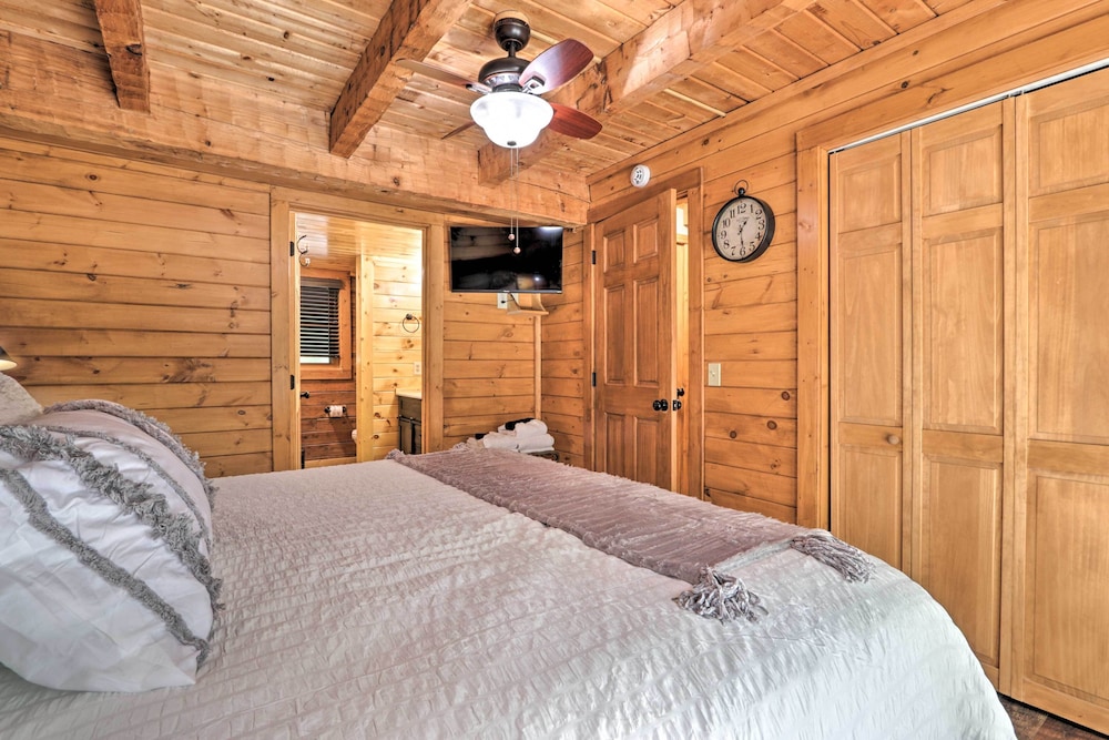 Sevierville Blue Ridge Bungalow w/ Hot Tub, Deck view 4