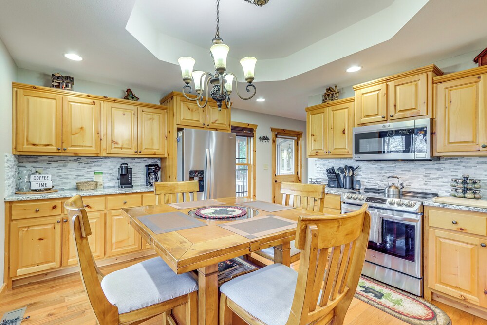 Blue Ridge Orchard Overlook' Cabin w/ Hot Tub
