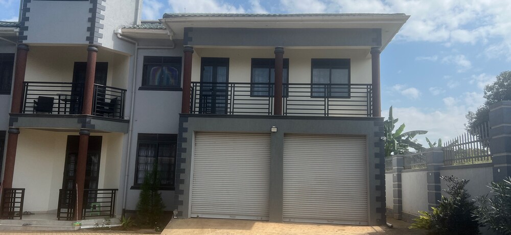 Inviting 9-bed Villa in Kampala view 3