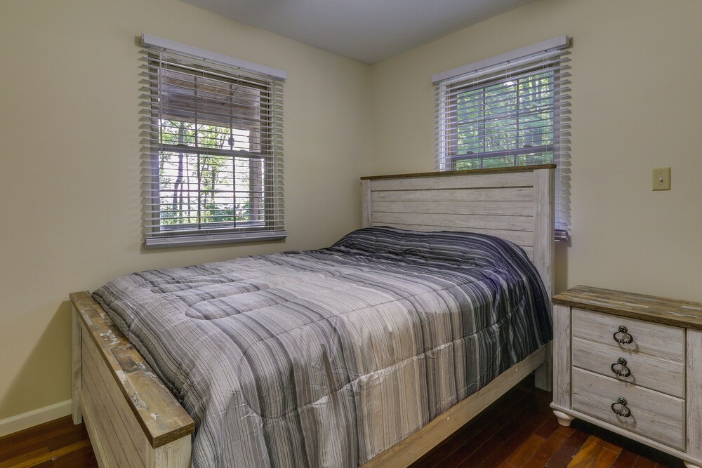 Cozy Bainbridge Retreat w/ Fireplace + Deck! view 5
