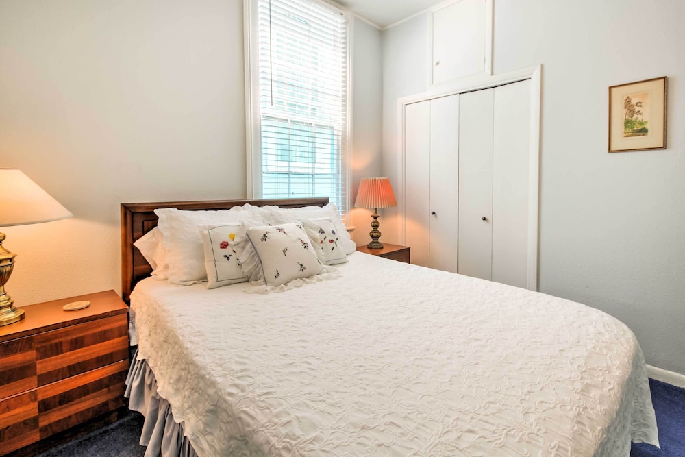 Historic Galveston Apartment - 1 Mi to The Strand!