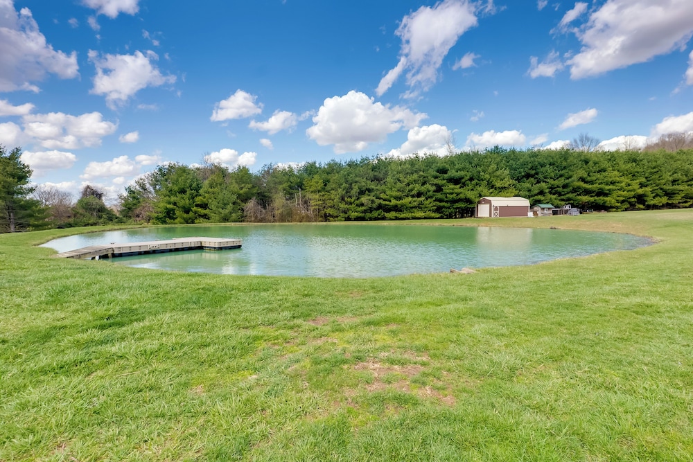 Game Room & On-site Pond: Laurelville Retreat!