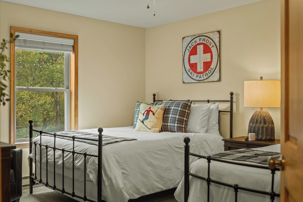 Pocono Paradise by Avantstay Lakeside Retreat, Hot Tub, Game Room, Near Beach view 2