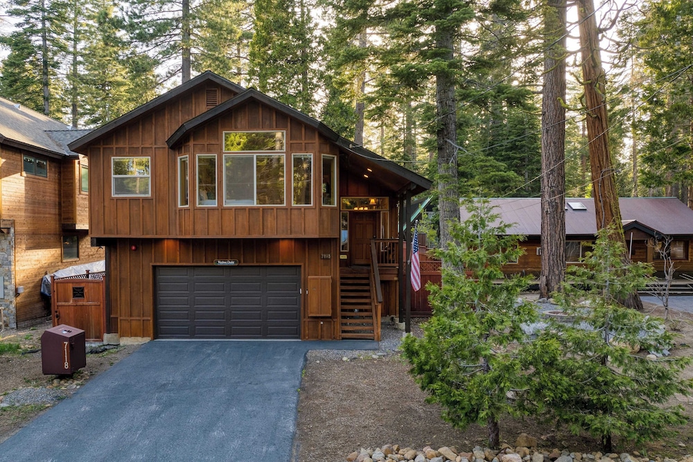 Washoe Chalet by Avantstay Game Room, Hot Tub, Putting Green & Fire Pit