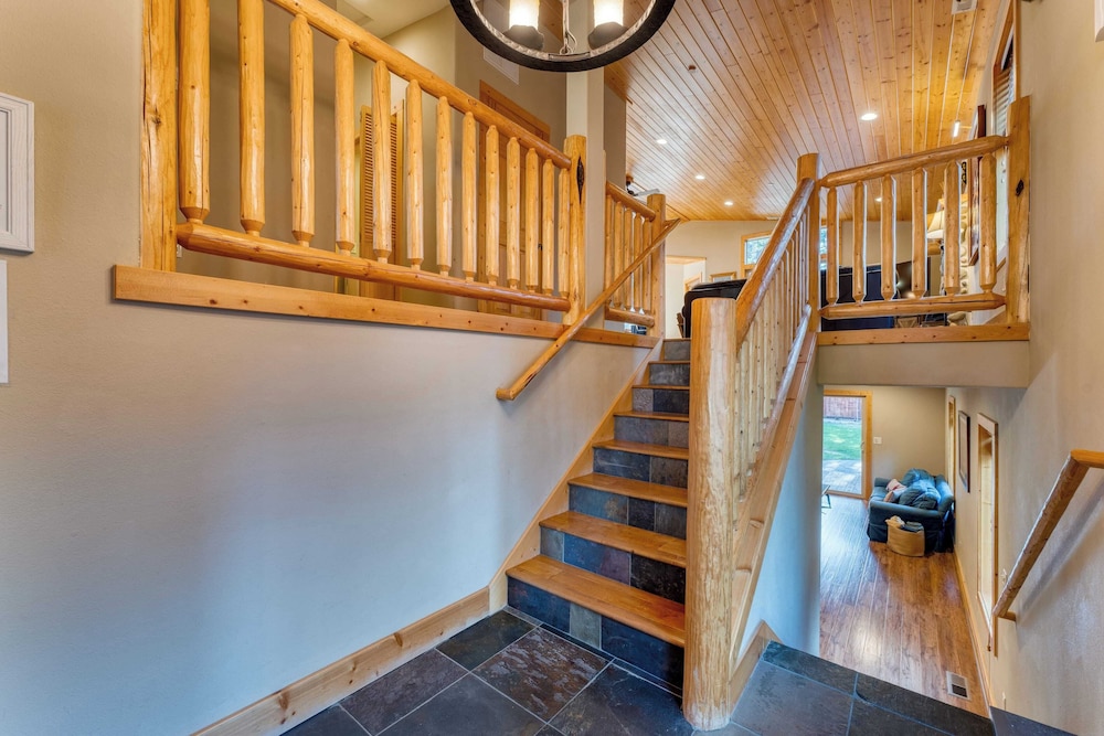Washoe Chalet by Avantstay Game Room, Hot Tub, Putting Green & Fire Pit