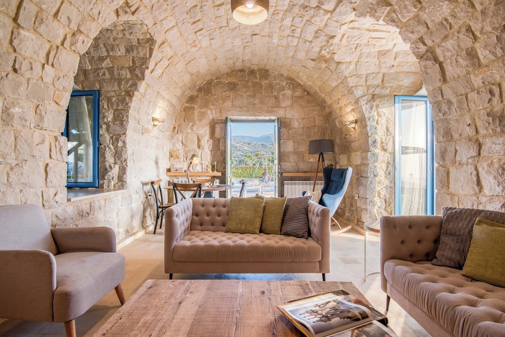 Red Oak House With Garden & Terrace in Assia, Batroun