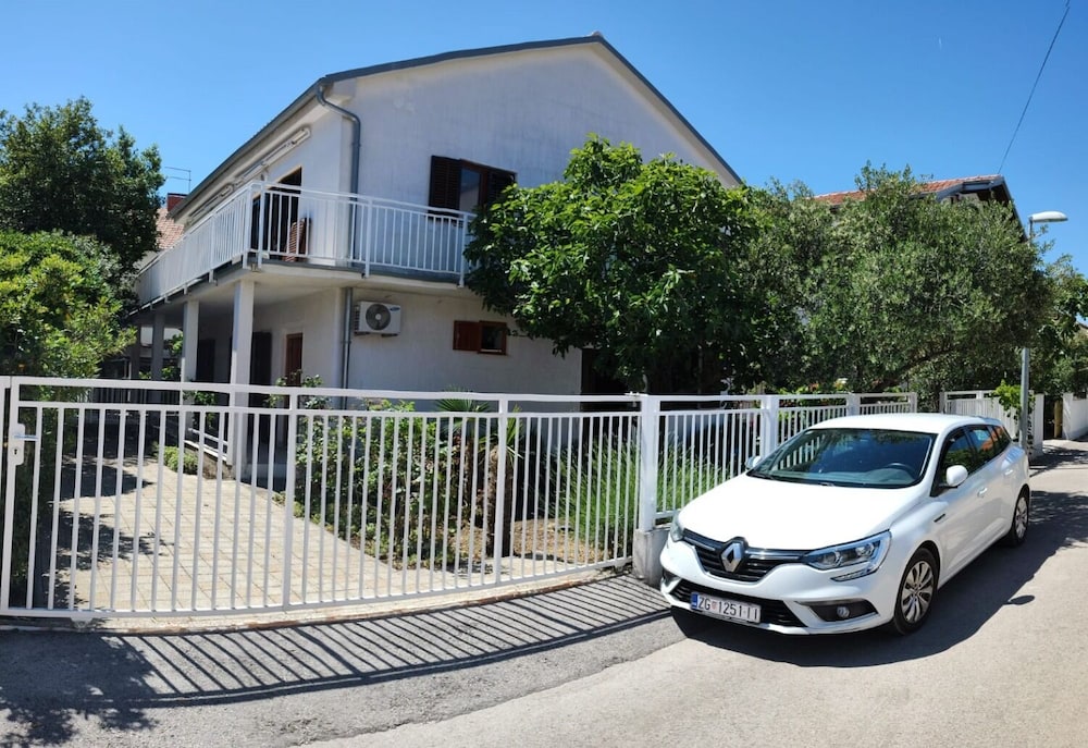 Vale - 450m to the Beach - A1 view 3