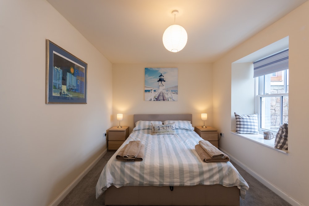 Cellardyke 3-bed Cottage, Sleeps 6 by Seafront view 3