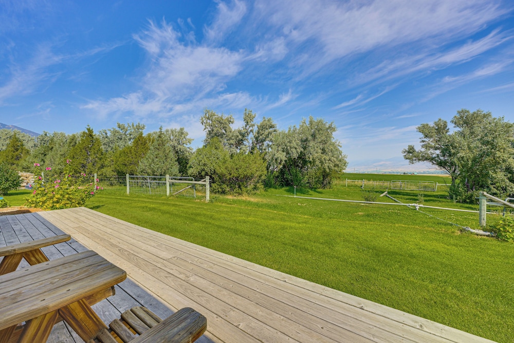 Montana Mountain Getaway: Deck & Amazing Views