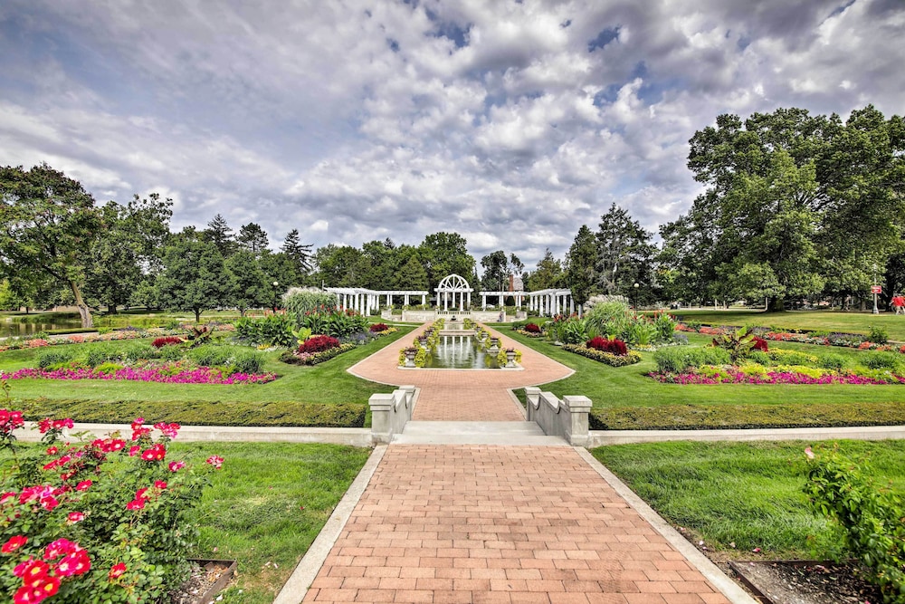 Lakeside Garden Home - 1 Mile to Main Street!