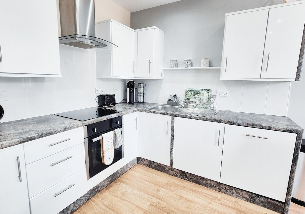 Stylish & Modern 2BR Flat